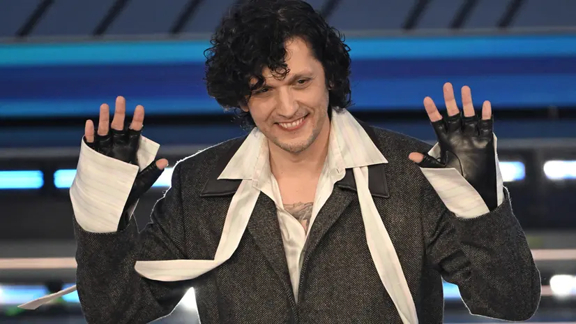 Ermal Meta sul palco dell'Ariston - Foto Ansa/Riccardo Antimiani © www.giornaledibrescia.it