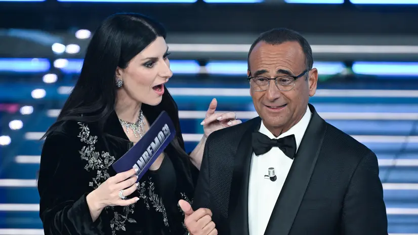 Laura Pausini e Carlo Conti sul palco dell'Ariston - Foto Ansa/Riccardo Antimiani © www.giornaledibrescia.it