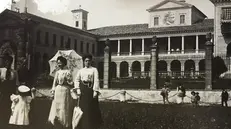 Una foto d’epoca di villa Lechi a Erbusco