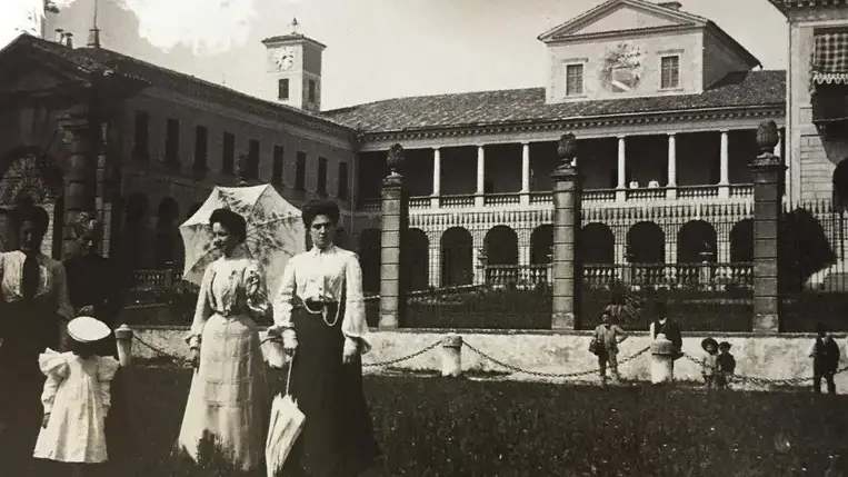 Una foto d’epoca di villa Lechi a Erbusco