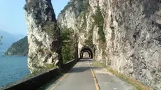 La pista ciclopedonale costeggia il lago d’Iseo