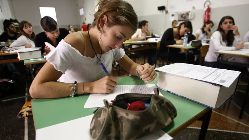 Studenti del liceo classico impegnati con la versione di greco  (foto di archivio) - © www.giornaledibrescia.it
