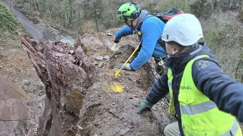 Sulla parete rocciosa: perforazioni per quasi 600 metri per alloggiare l’esplosivo - © www.giornaledibrescia.it