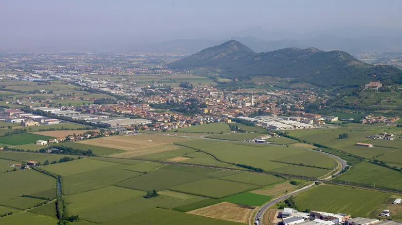 Il Monte Orfano irrompe in una zona pianeggiante