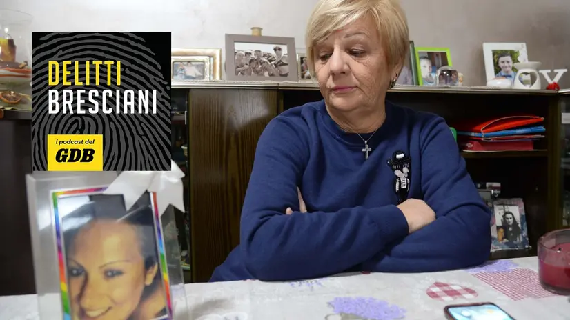 La madre della vittima con una sua fotografia