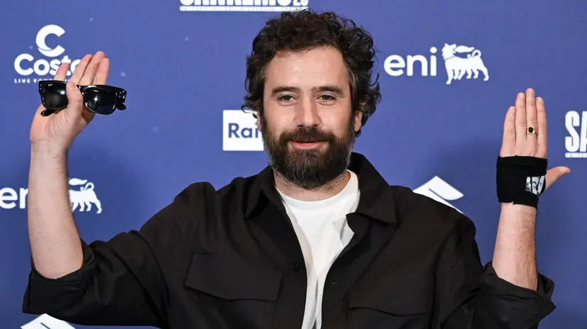 Tommaso Paradiso in conferenza stampa a Sanremo - Foto Ansa © www.giornaledibrescia.it