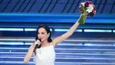 Arisa con uno dei bouquet donati agli artisti - Foto Ansa © www.giornaledibrescia.it