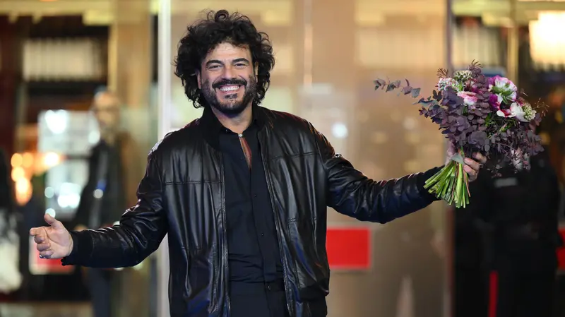 Francesco Renga con i fiori di Sanremo - Foto Ansa © www.giornaledibrescia.it