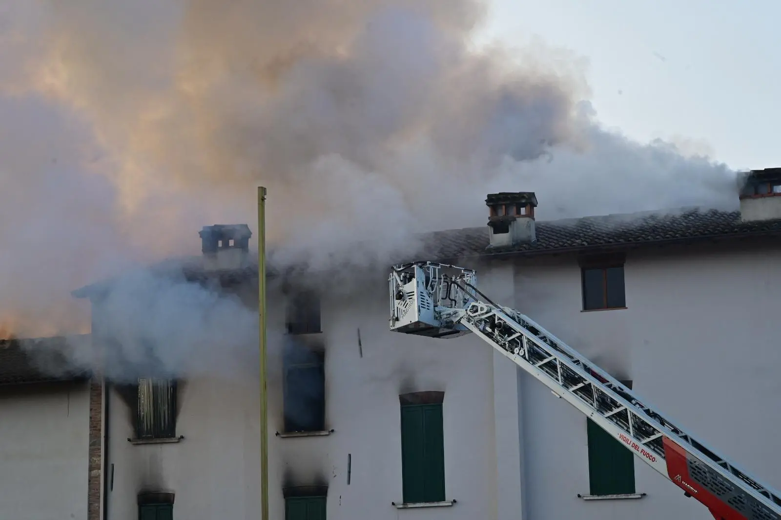 Le fiamme nella cascina di via Valsaviore