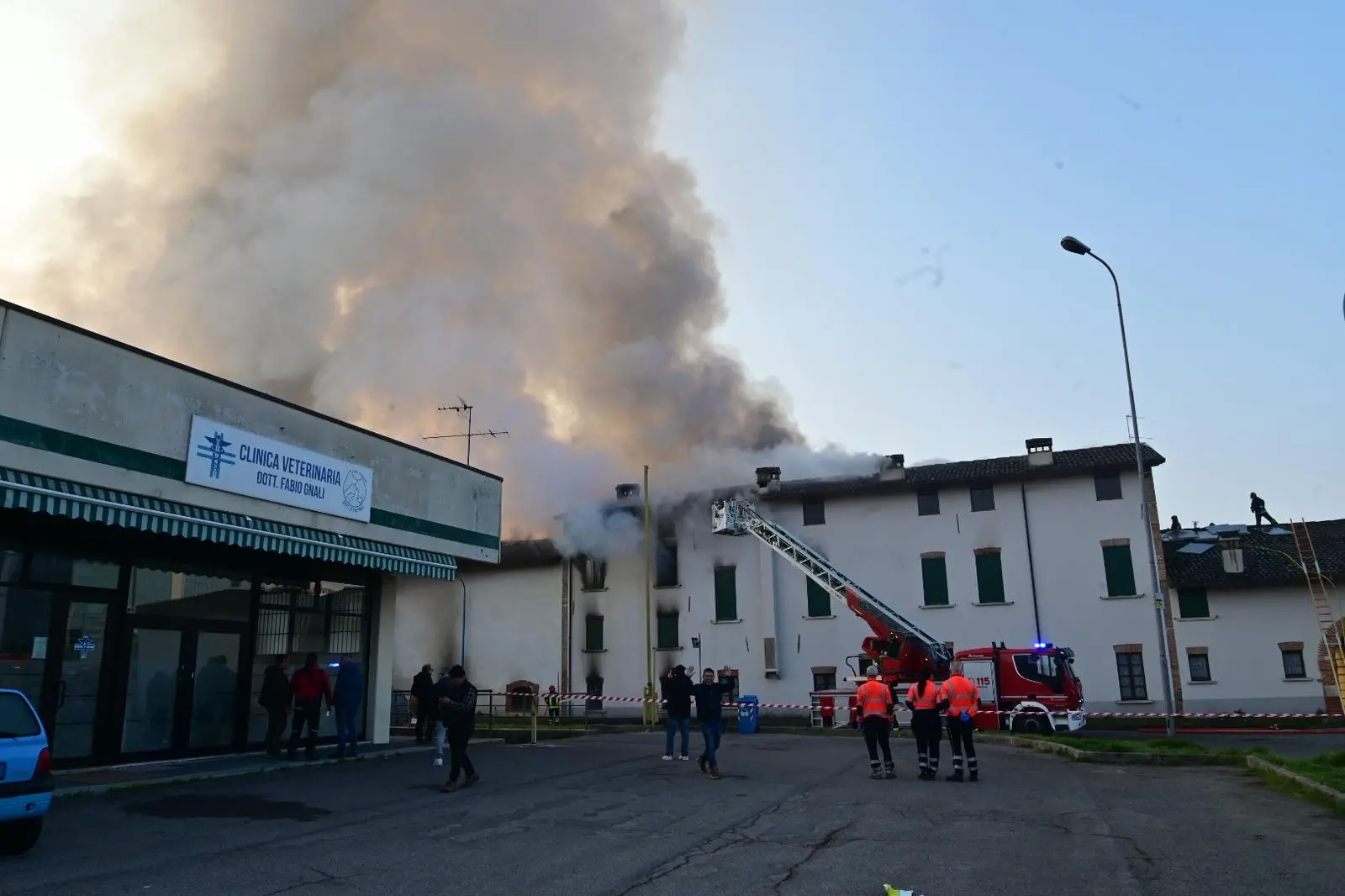 Le fiamme nella cascina di via Valsaviore