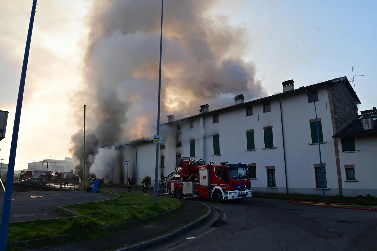 Le fiamme nella cascina di via Valsaviore
