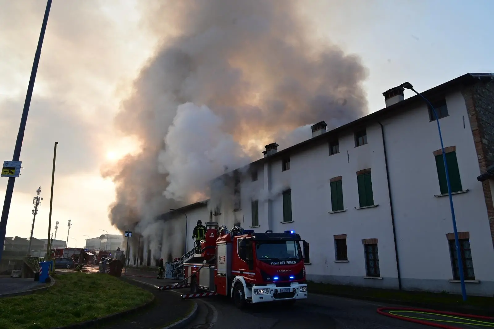 Le fiamme nella cascina di via Valsaviore