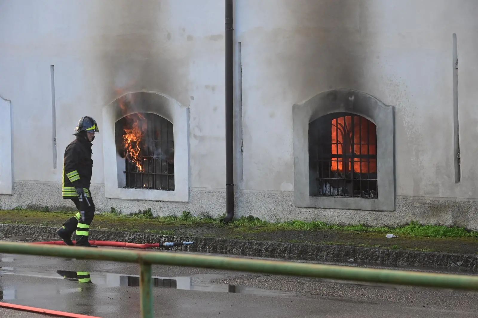 Le fiamme nella cascina di via Valsaviore