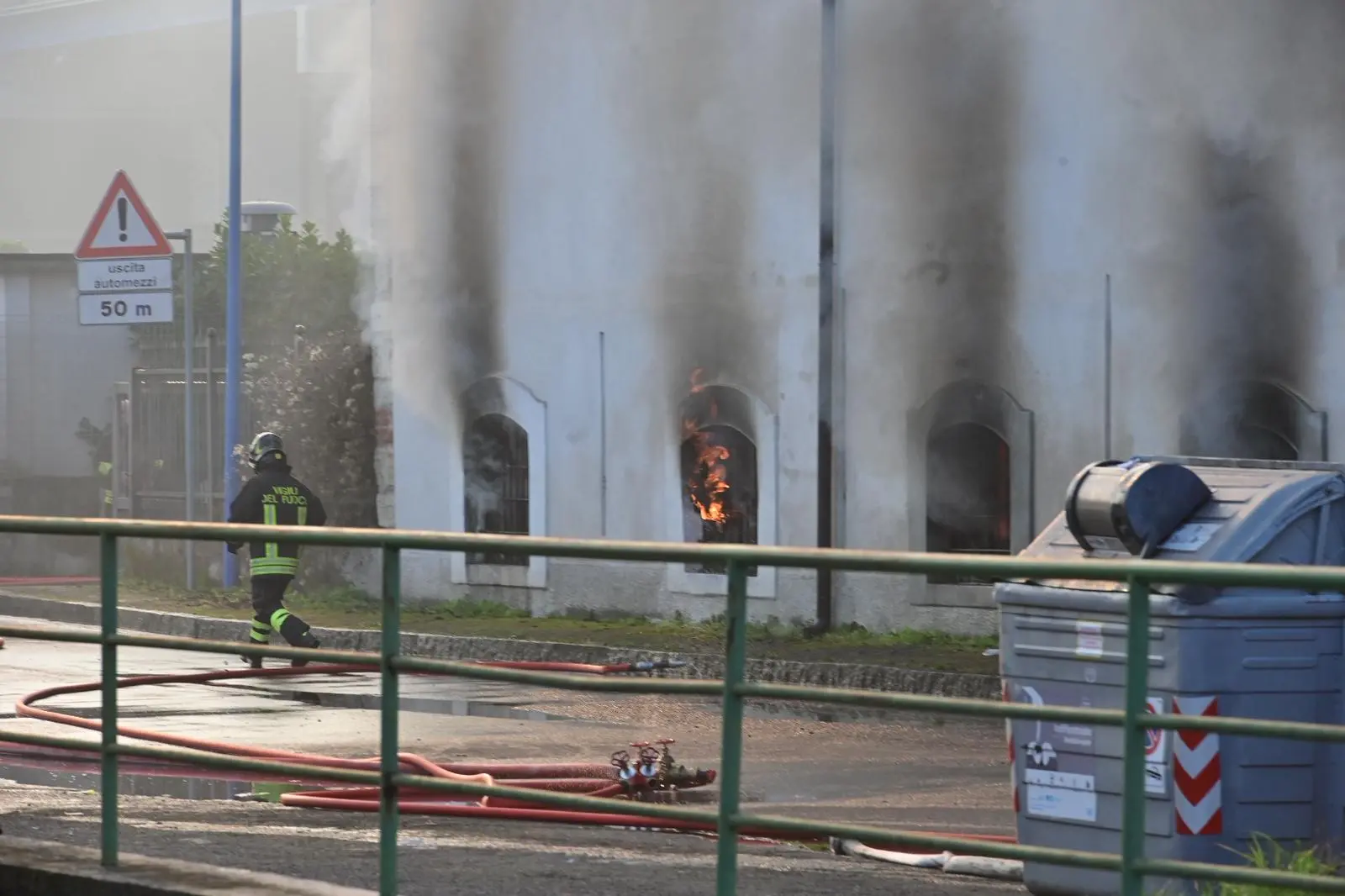 Le fiamme nella cascina di via Valsaviore