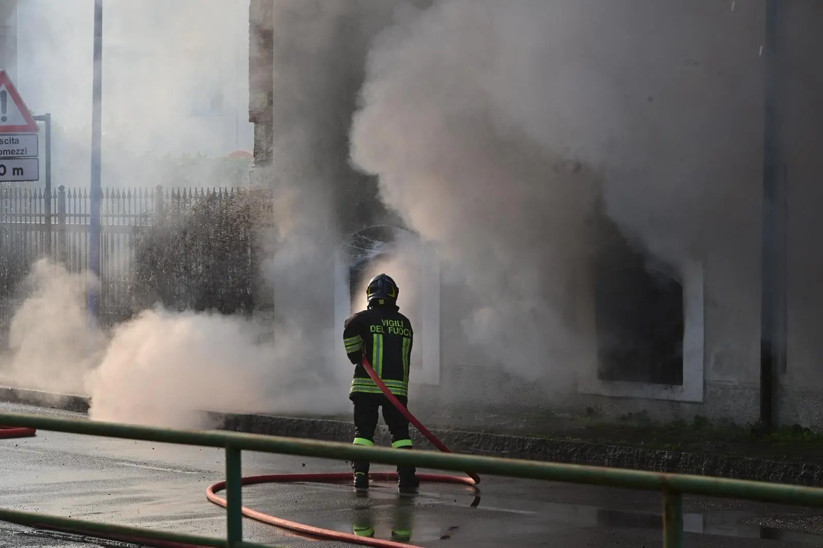 Le fiamme nella cascina di via Valsaviore