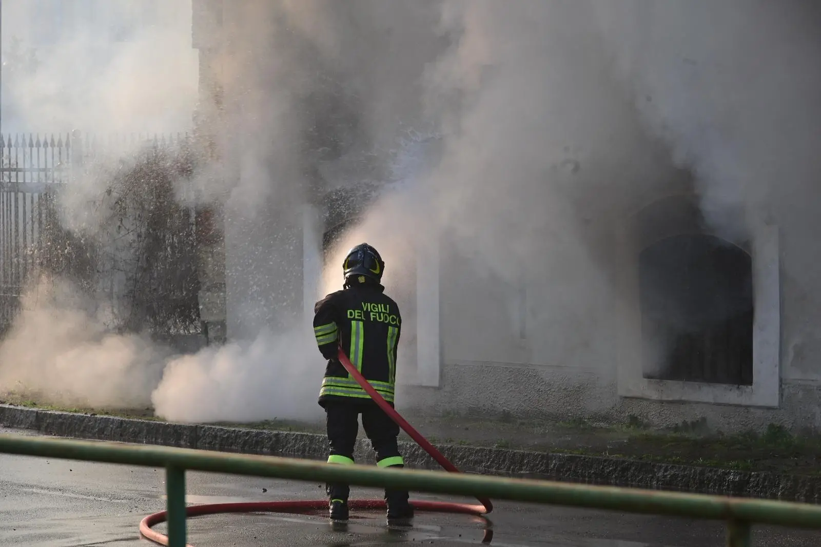 Le fiamme nella cascina di via Valsaviore