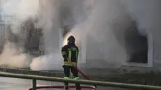 Le fiamme nella cascina di via Valsaviore