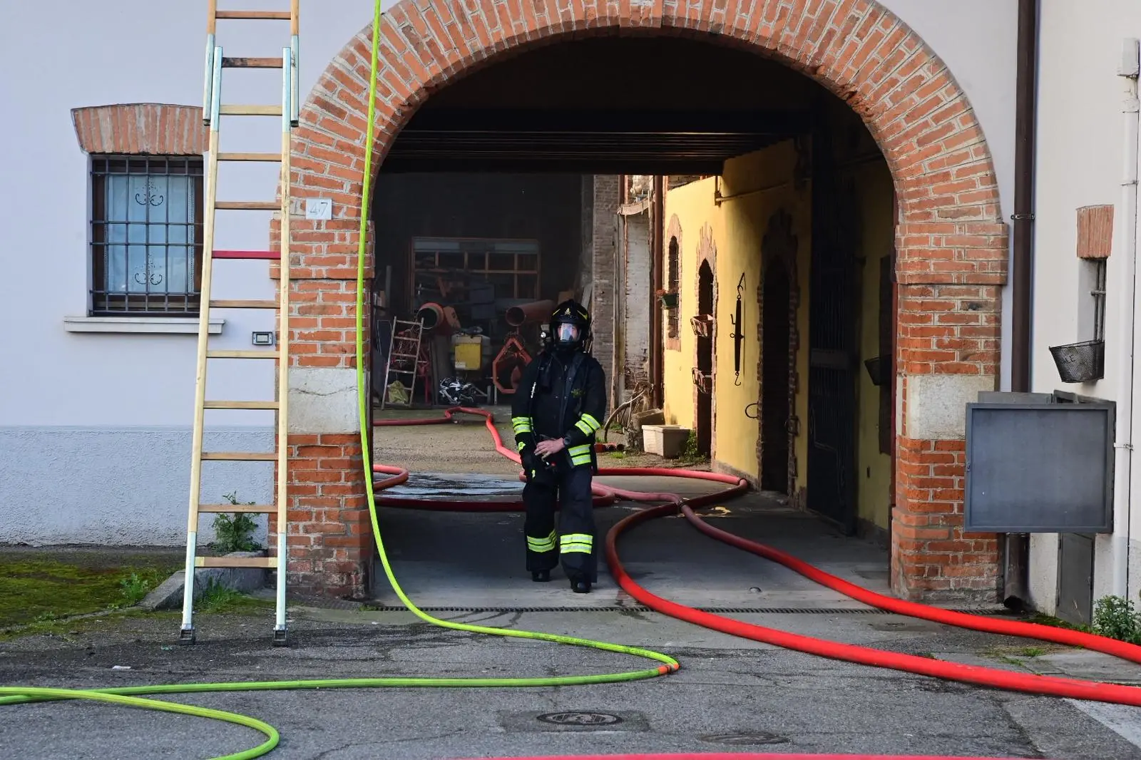 Le fiamme nella cascina di via Valsaviore