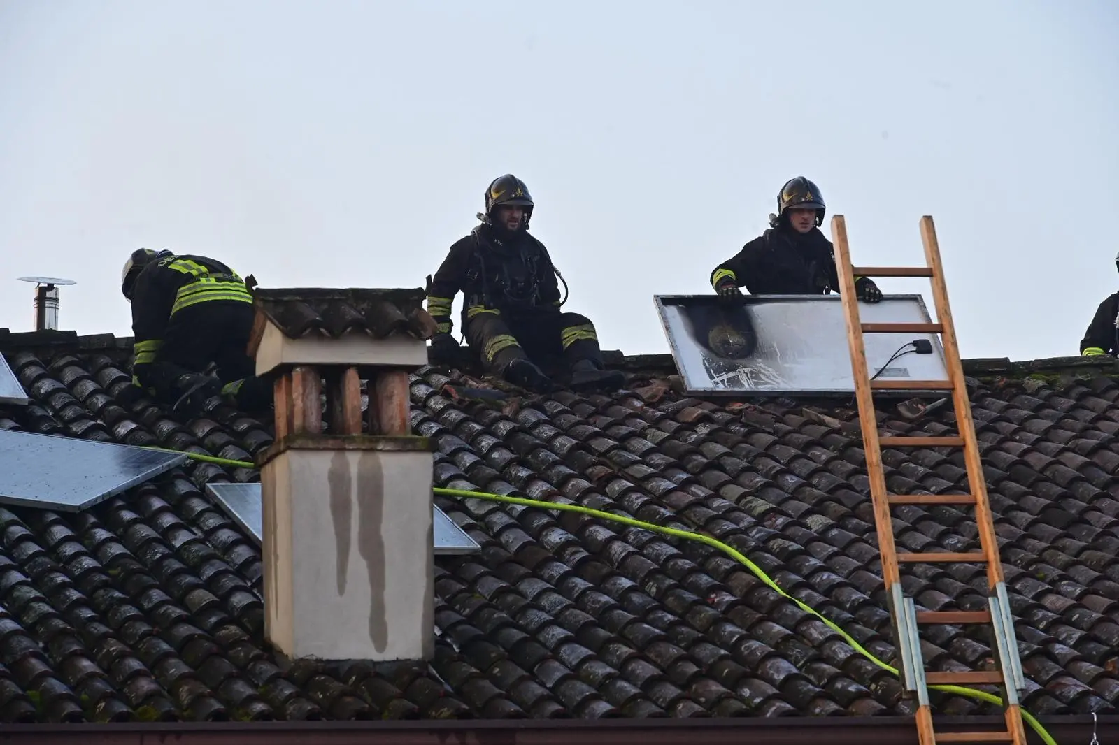 Le fiamme nella cascina di via Valsaviore