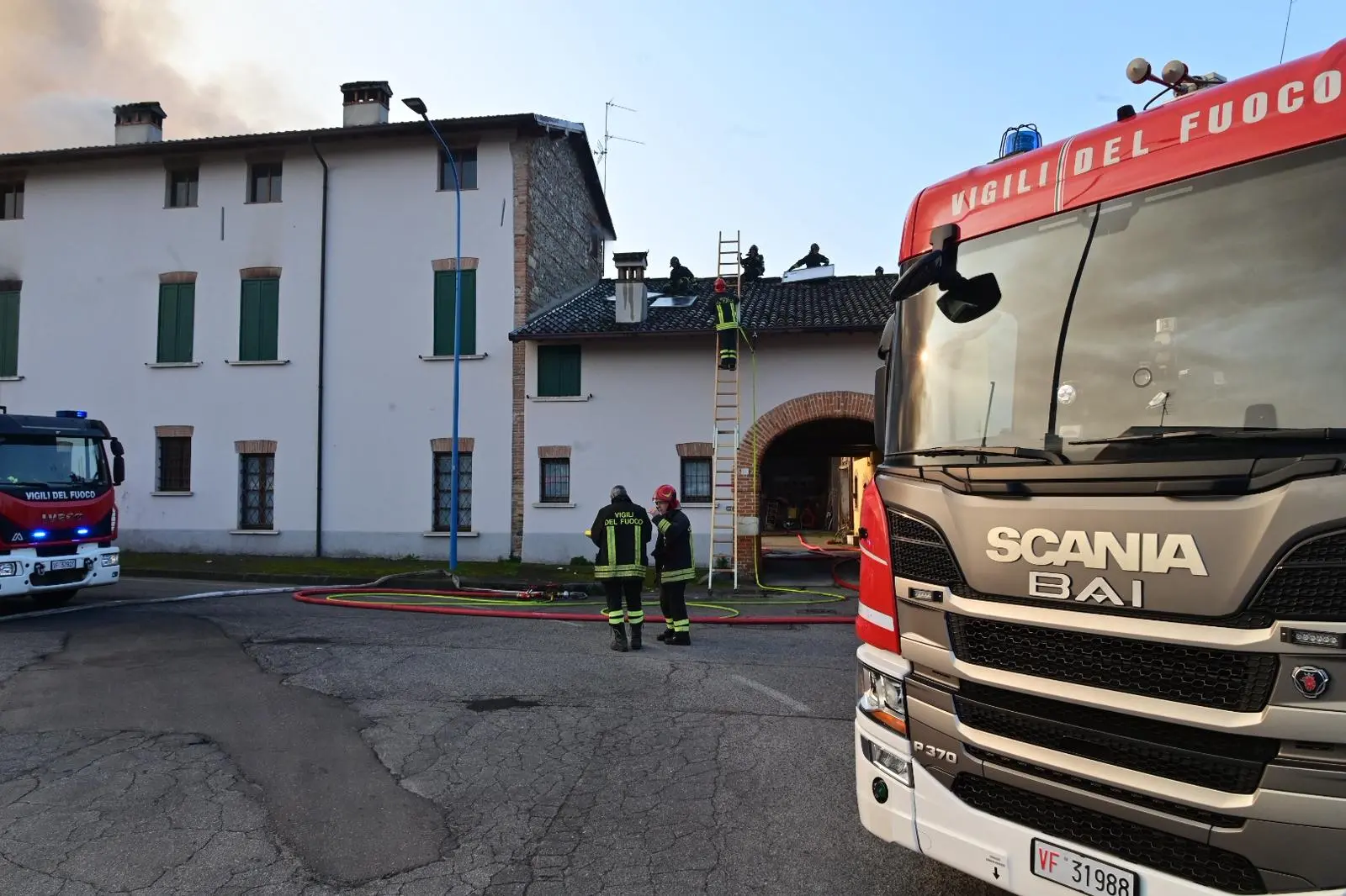 Le fiamme nella cascina di via Valsaviore