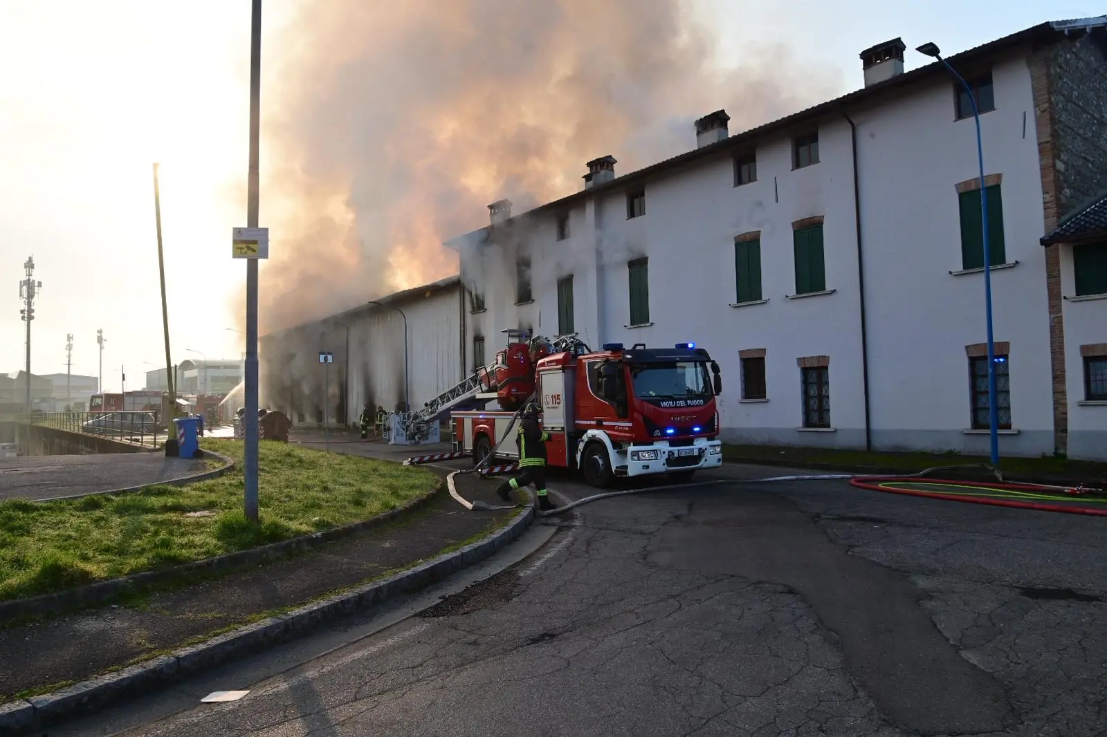 Le fiamme nella cascina di via Valsaviore