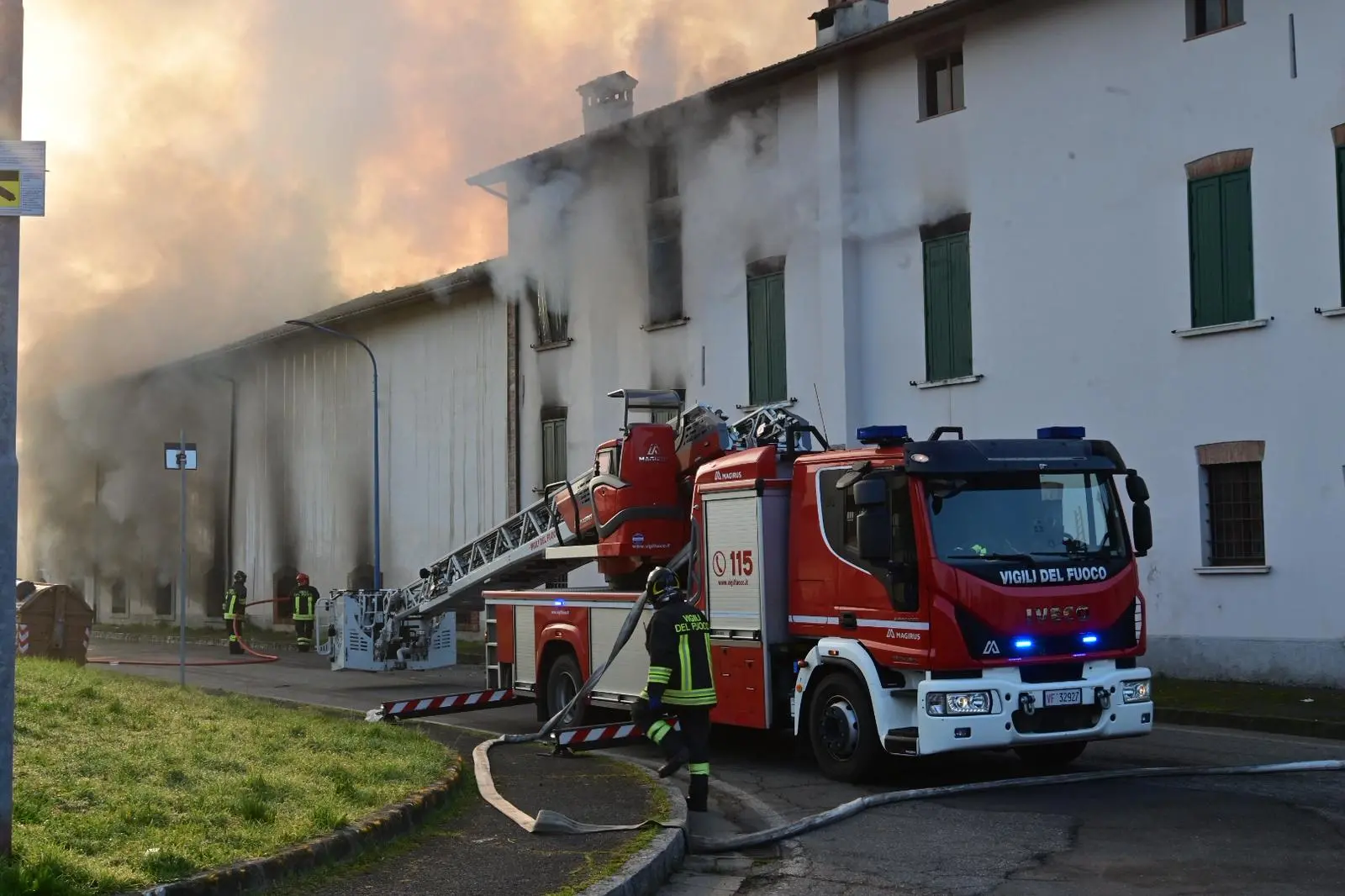 Le fiamme nella cascina di via Valsaviore