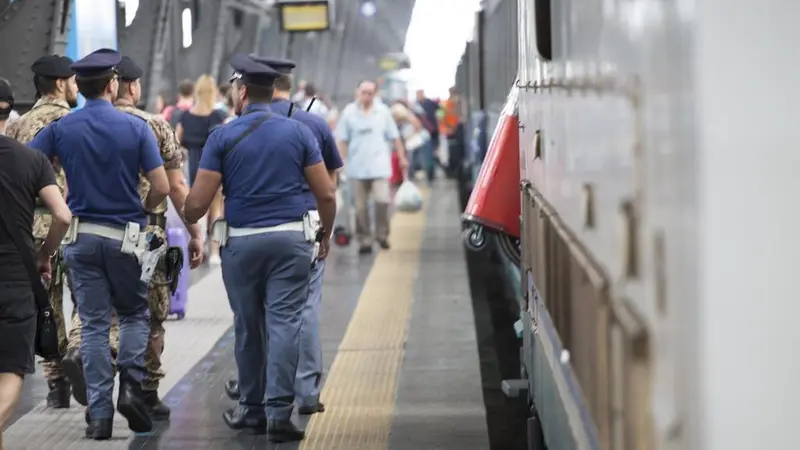 Agenti della Polfer in servizio (foto d'archivio)