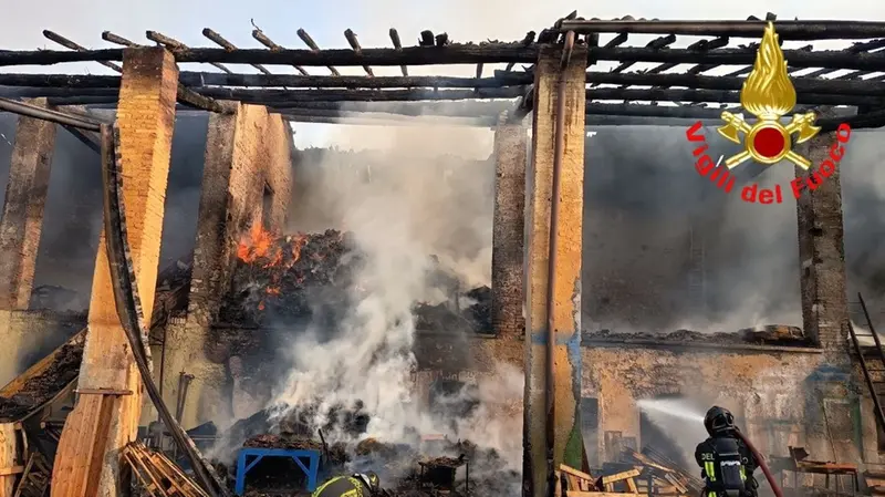 La cascina distrutta - Foto Vigili del Fuoco © www.giornaledibrescia.it