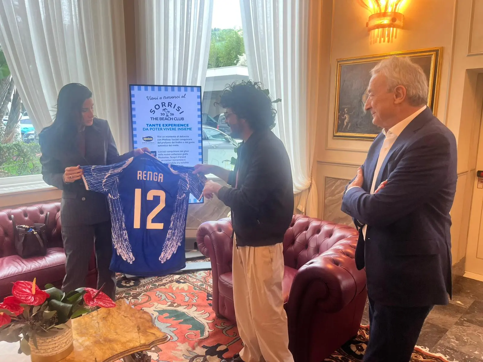 Renga riceve la maglia dell'Union Brescia da Pasini