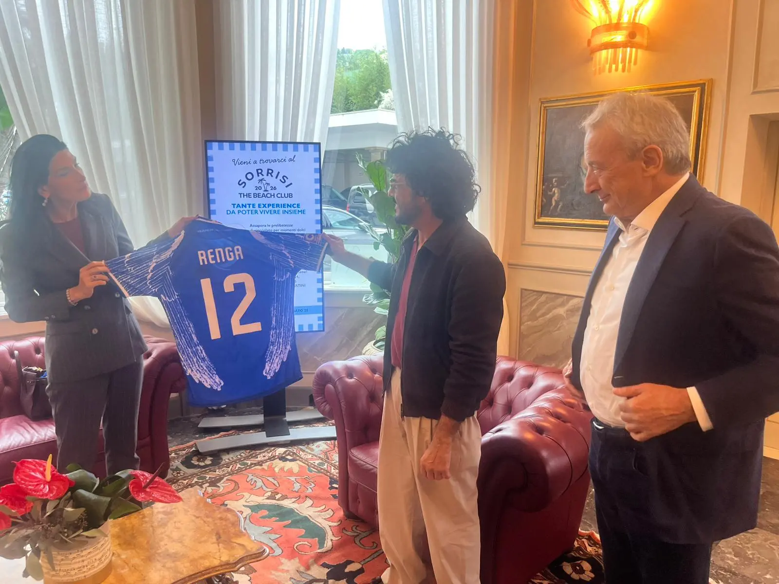 Renga riceve la maglia dell'Union Brescia da Pasini