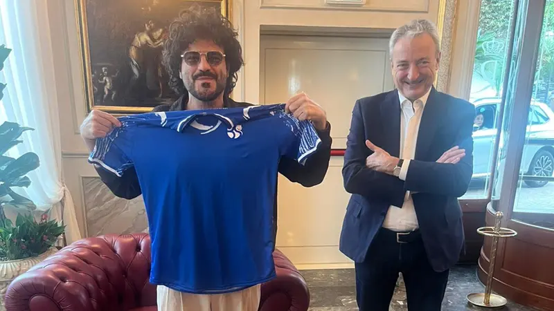 Renga riceve la maglia dell'Union Brescia da Pasini