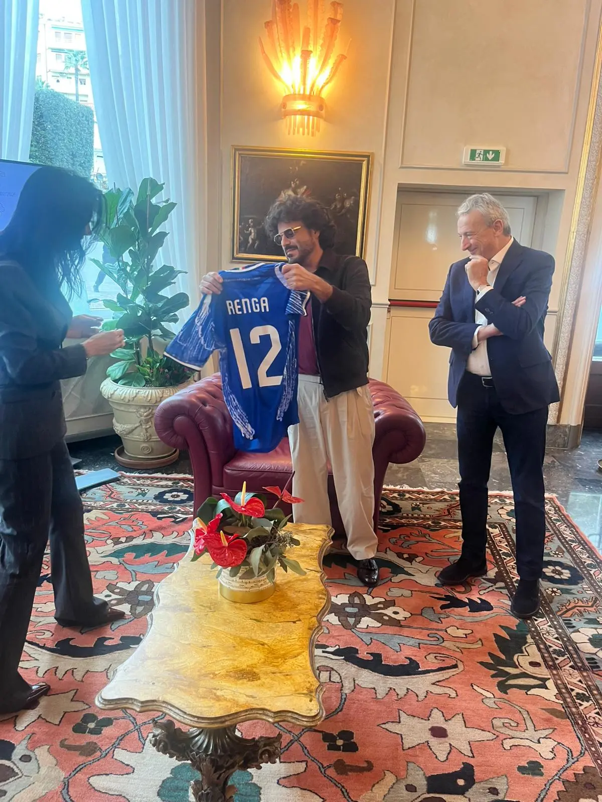 Renga riceve la maglia dell'Union Brescia da Pasini