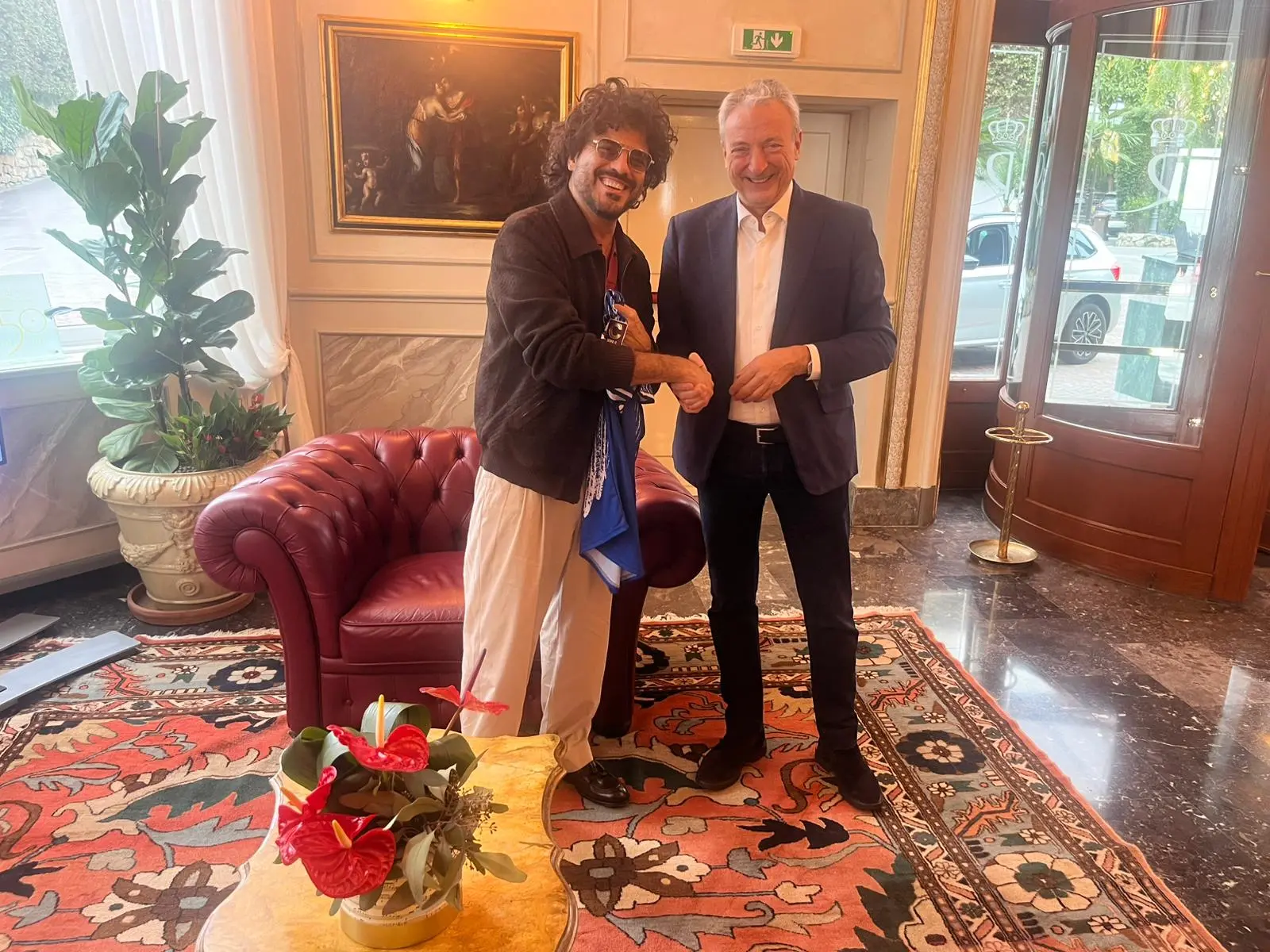 Renga riceve la maglia dell'Union Brescia da Pasini