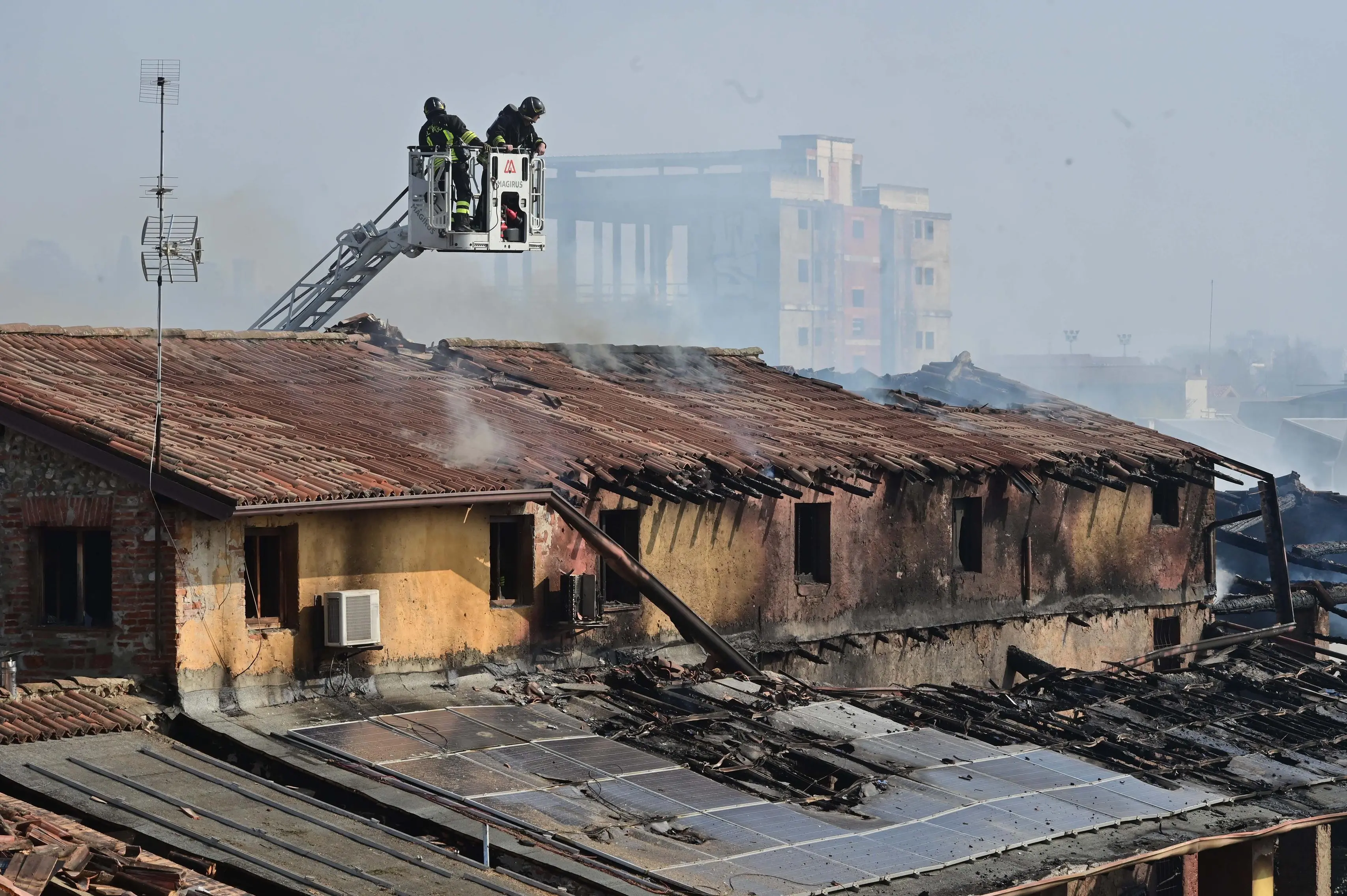 CRONACA BRESCIA VIA VAL SAVIORE INCENDIO CASCINALE REDAZIONE CRONACA 27-02-2026 GABRIELE STRADA NEW EDEN GROUP