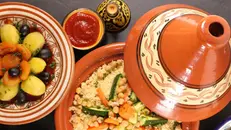 Tavola con pietanze tipiche dei Paesi arabi - © www.giornaledibrescia.it