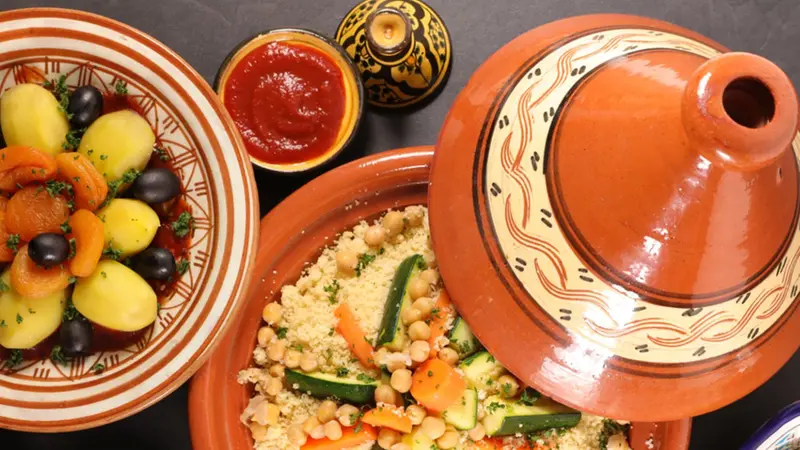 Tavola con pietanze tipiche dei Paesi arabi - © www.giornaledibrescia.it