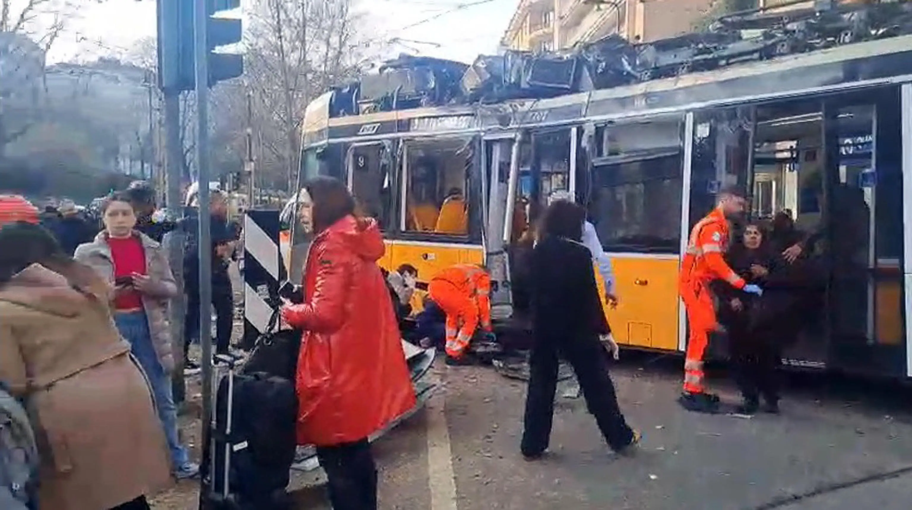 Milano: deraglia un tram