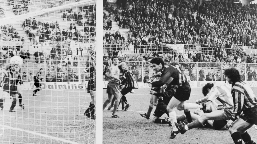 In gol, Michelangelo Rampulla insacca di testa battendo l'atalantino Ferron