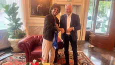 Francesco Renga con Giuseppe Pasini - © www.giornaledibrescia.it