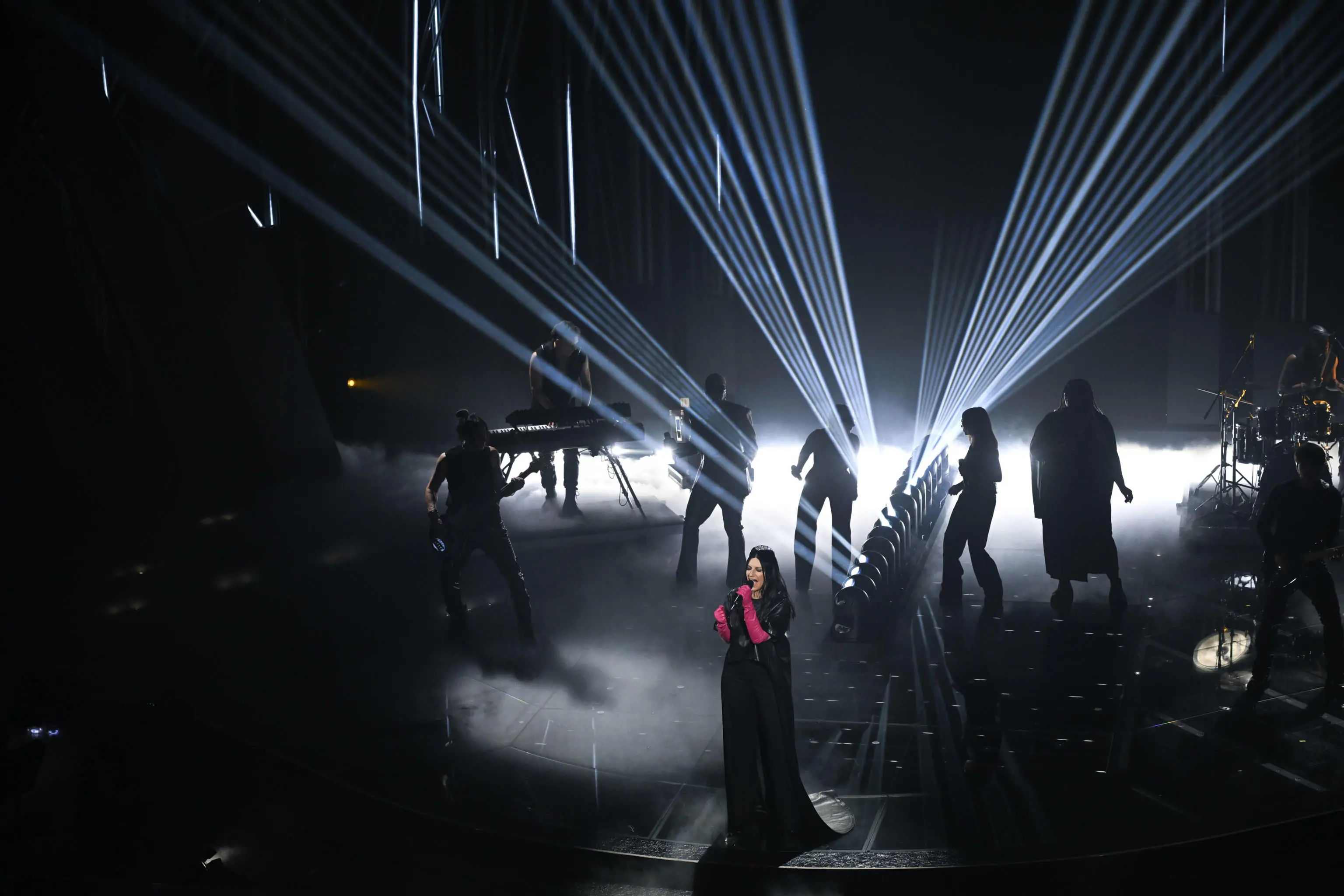 Sanremo, la serata dei duetti e delle cover