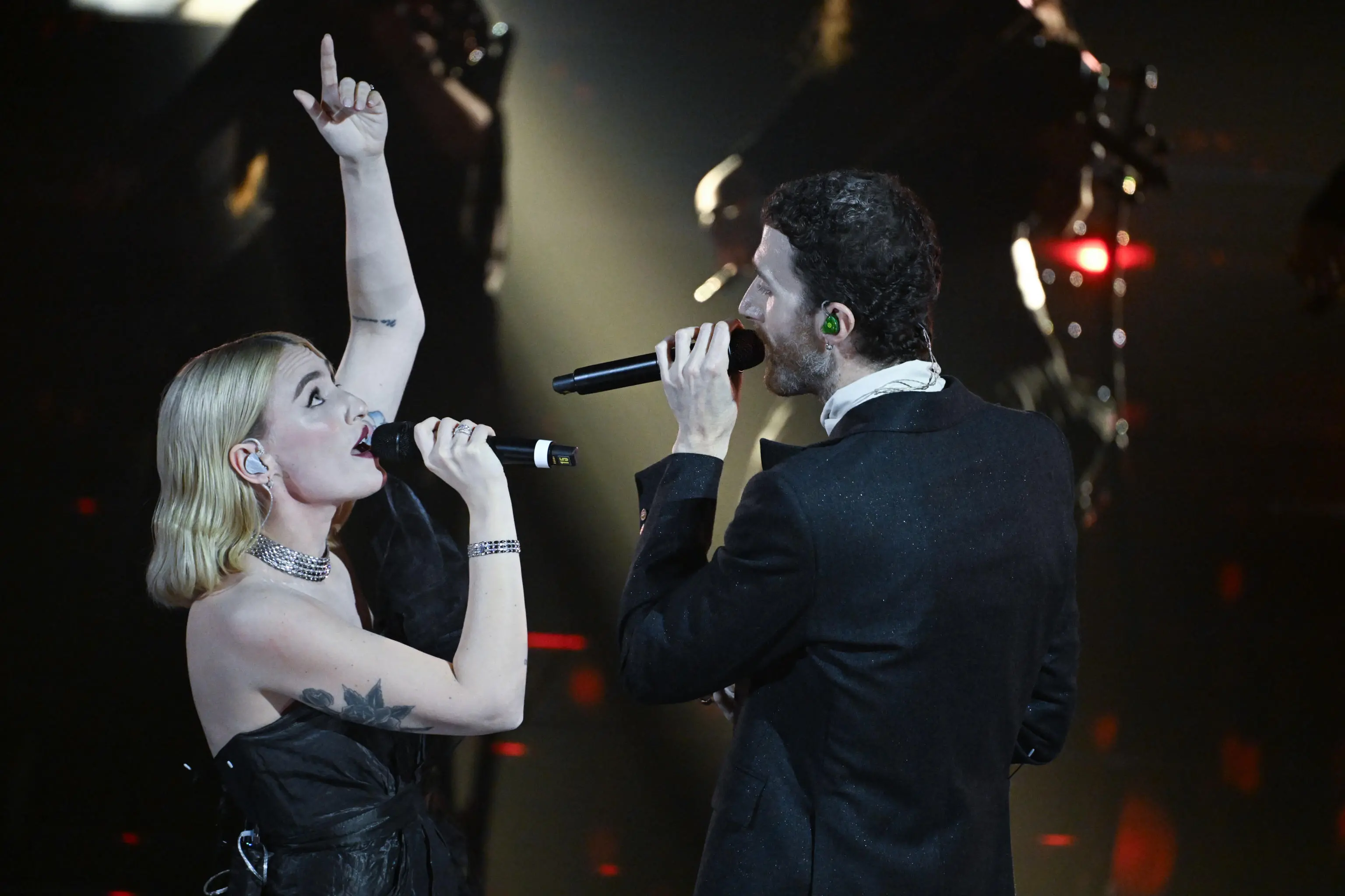 Sanremo, la serata dei duetti e delle cover