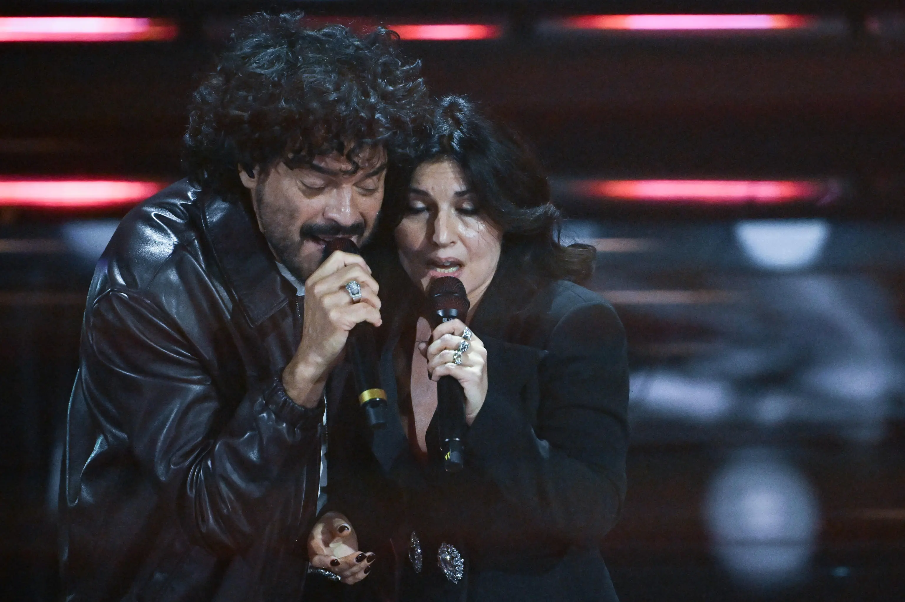 Sanremo, la serata dei duetti e delle cover