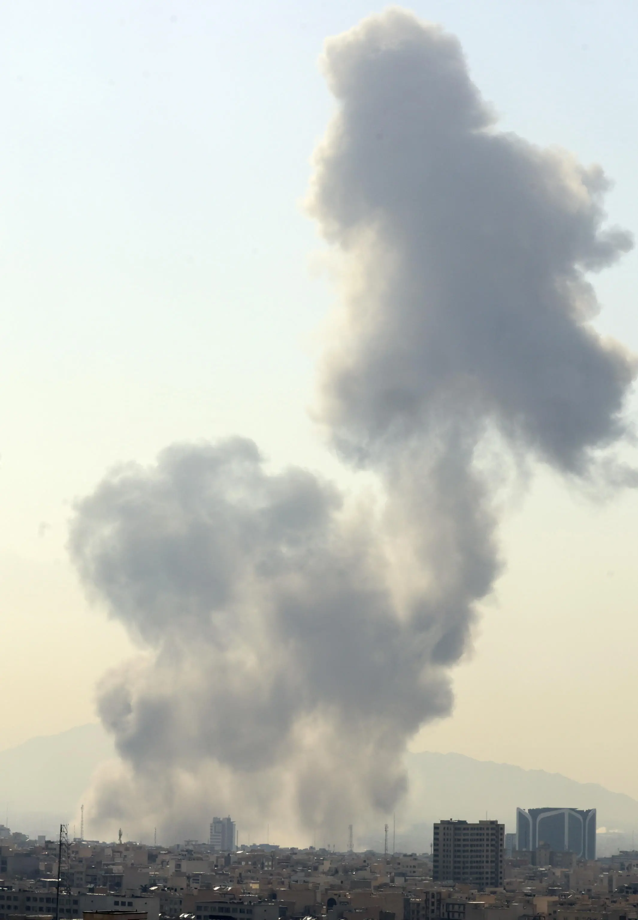 Colonne di fumo si alzano tra i palazzi di Teheran