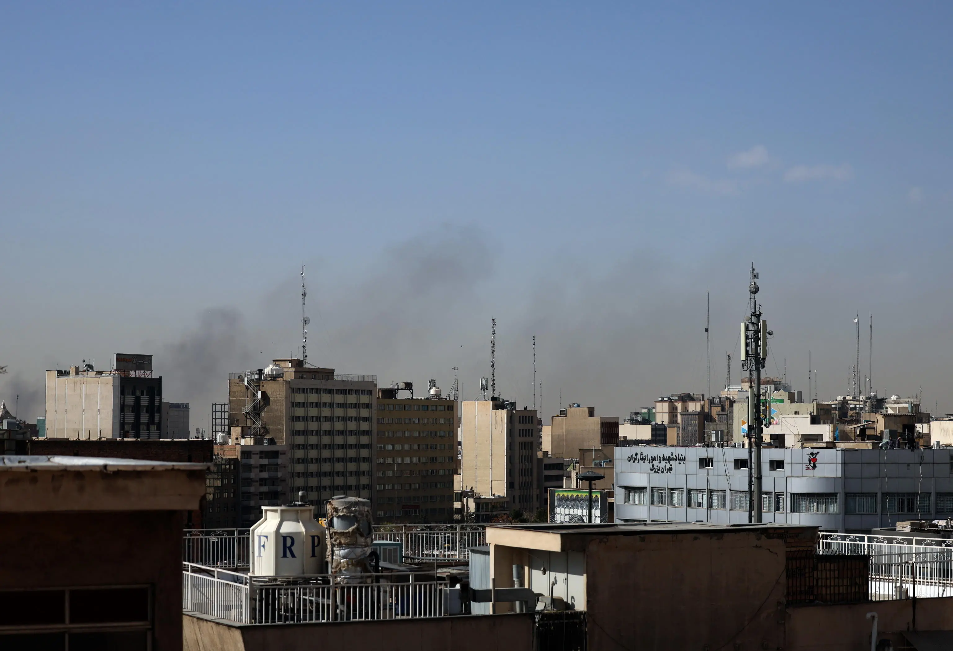 Colonne di fumo si alzano tra i palazzi di Teheran