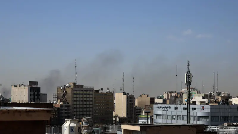 Colonne di fumo si alzano tra i palazzi di Teheran
