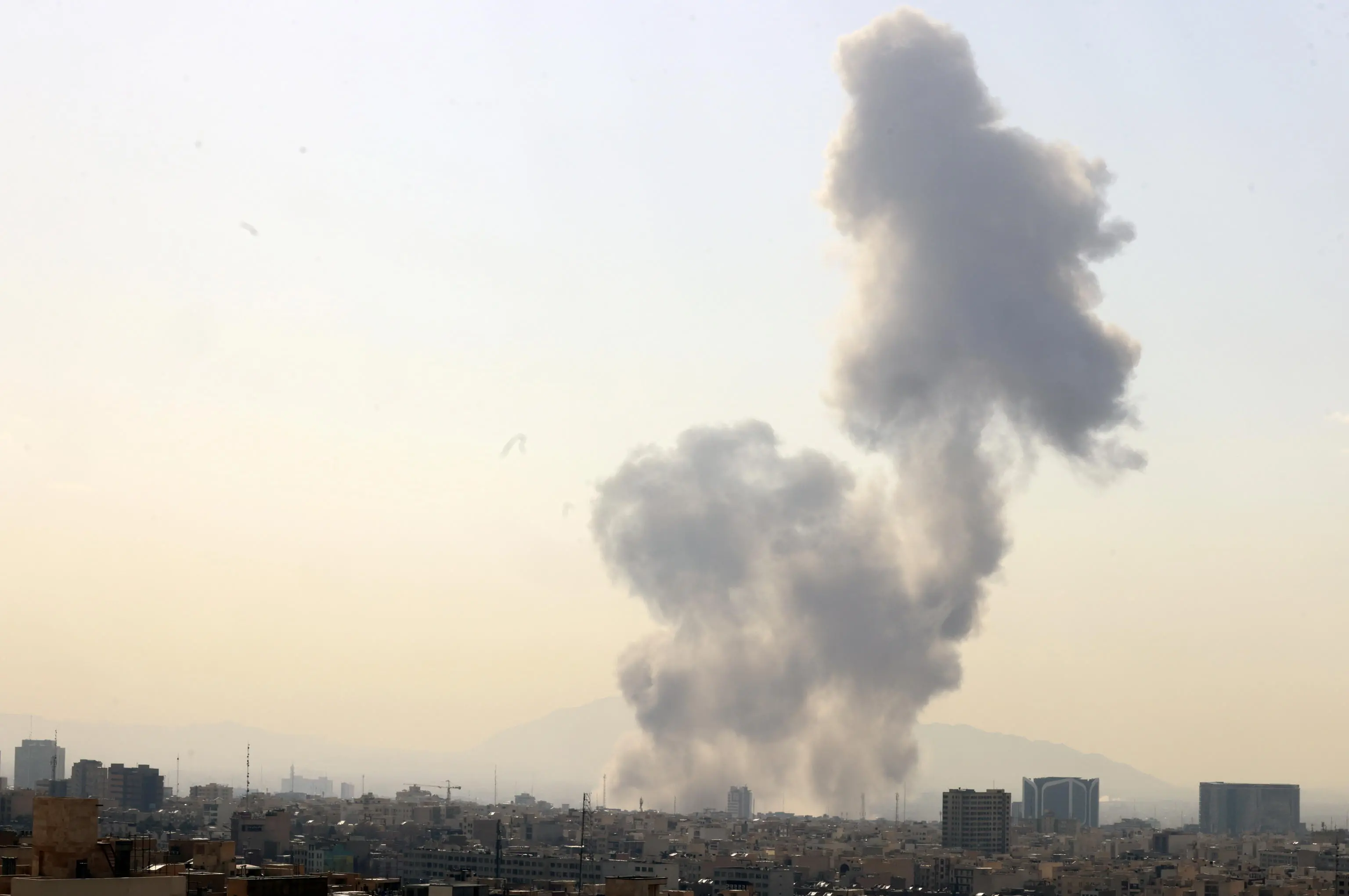 Colonne di fumo si alzano tra i palazzi di Teheran
