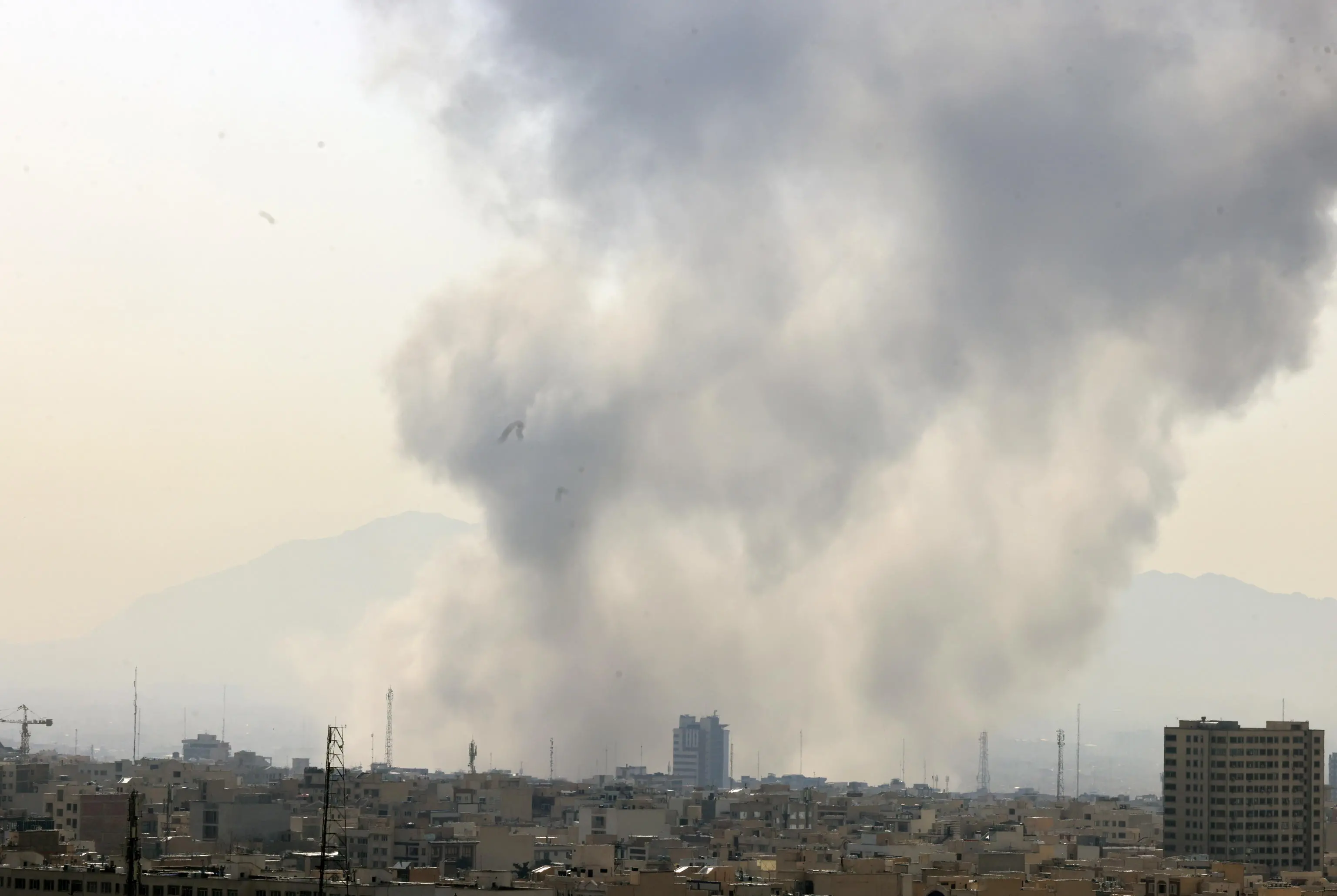 Colonne di fumo si alzano tra i palazzi di Teheran