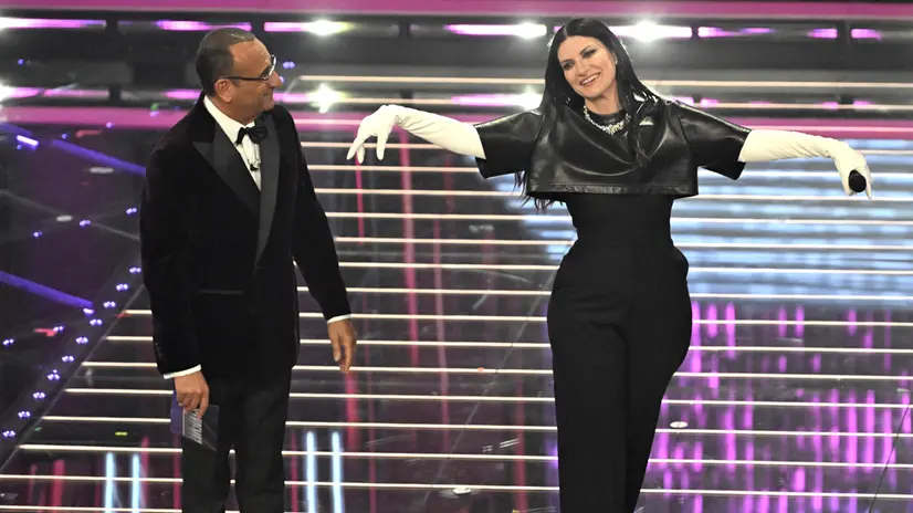 Carlo Conti e Laura Pausini sul palco dell'Ariston - Foto Ansa © www.giornaledibrescia.it