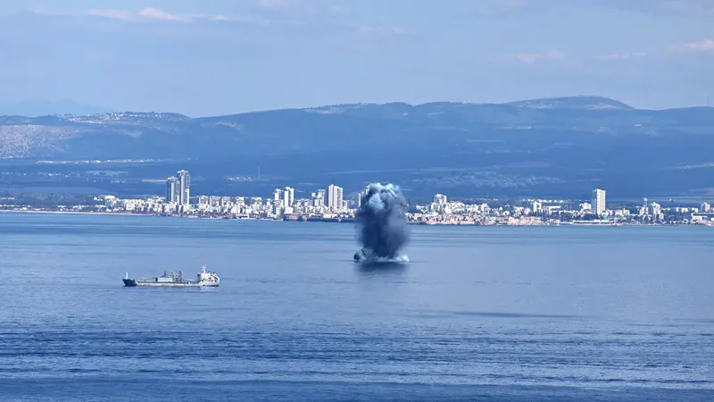 epa12783125 Smoke rises as an Iranian missile hit in the sea in the Mediterranean city of Haifa, Israel, 28 February 2026. The Israeli military reported on 28 February it deteced missiles launched from Iran following earlier Israeli and US strikes. Sirens were activated across several parts of the country in response. EPA/ATEF SAFADI