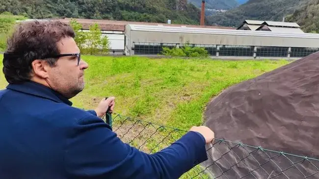 L'assessore regionale all'Ambiente, Giorgio Maione, durante una visita dell'Ex Selca © www.giornaledibrescia.it